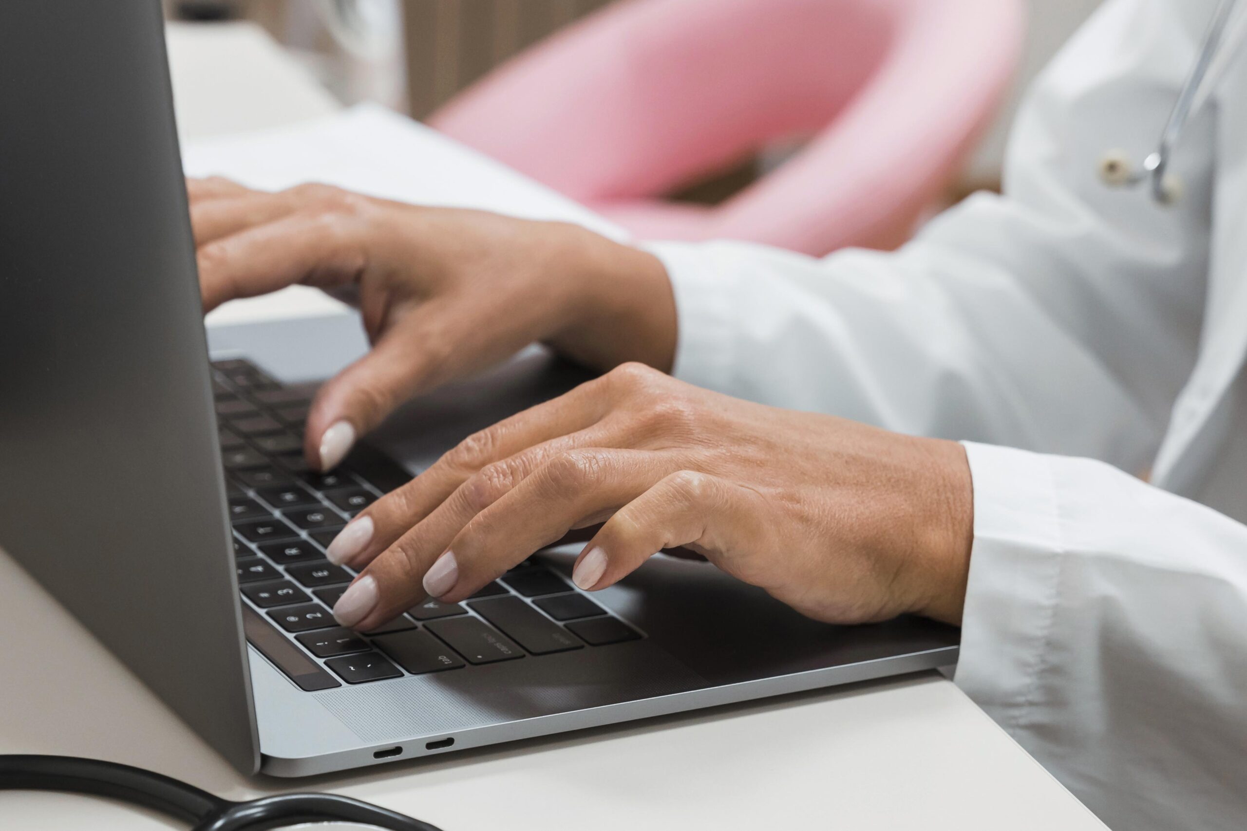 Posicionamento Digital na Saúde: O Diferencial entre Ter um Perfil e Ser uma Referência